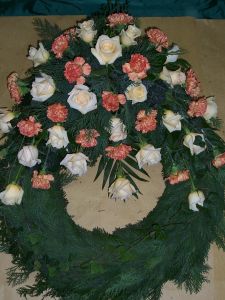 Kranz mit Rosen und Nelken 